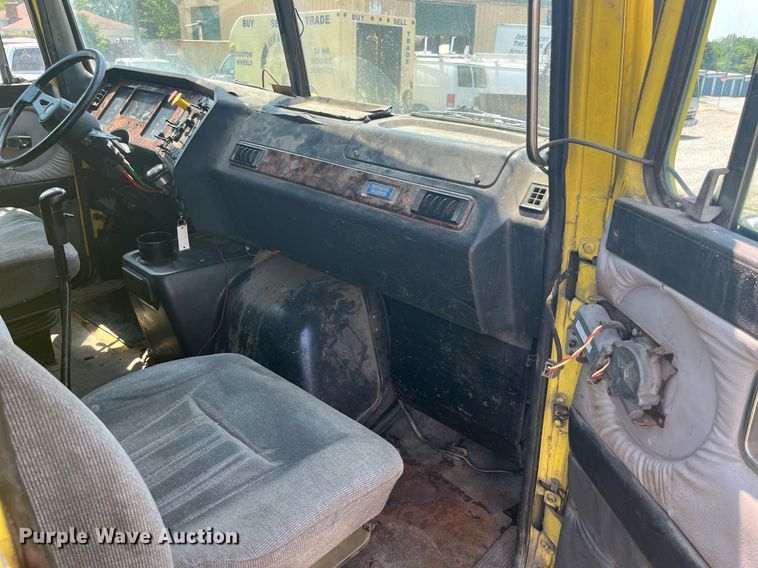 image for item LA9965 1997 Volvo WIA  semi truck