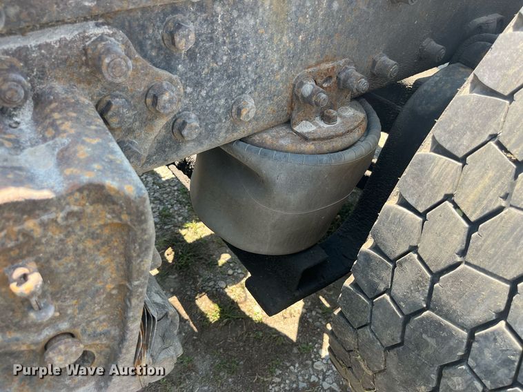 image for item LA9965 1997 Volvo WIA  semi truck