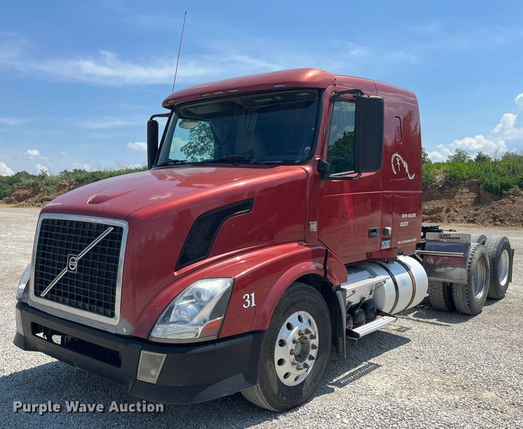 image for item LA9992 2010 Volvo VNL  semi truck