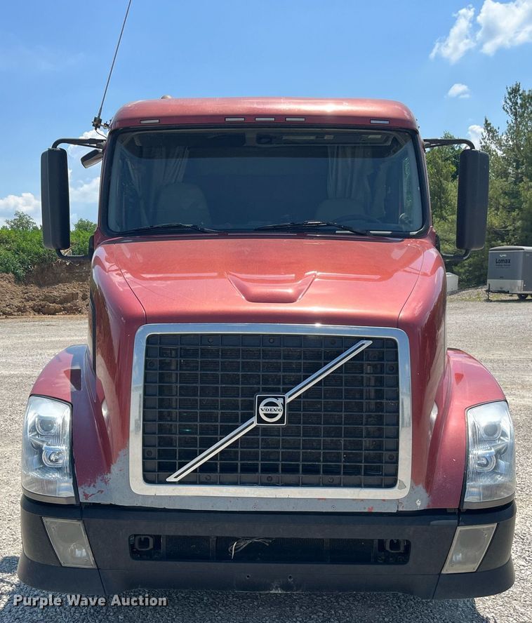 image for item LA9992 2010 Volvo VNL  semi truck