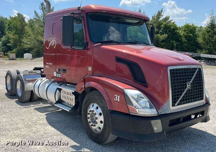 image for item LA9992 2010 Volvo VNL  semi truck