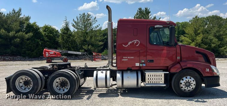 image for item LA9992 2010 Volvo VNL  semi truck