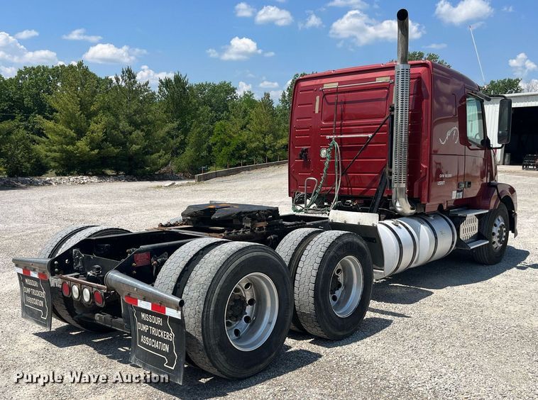image for item LA9992 2010 Volvo VNL  semi truck