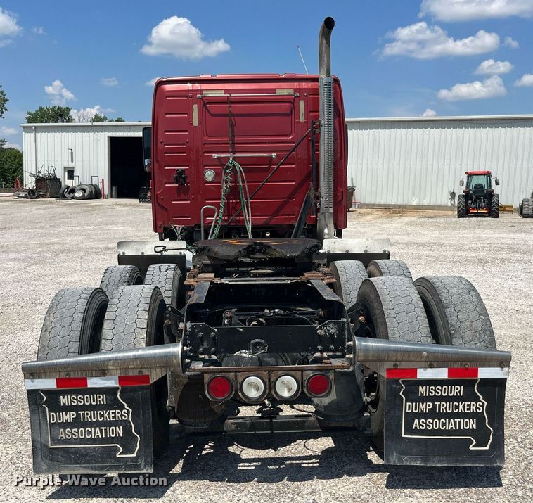 image for item LA9992 2010 Volvo VNL  semi truck