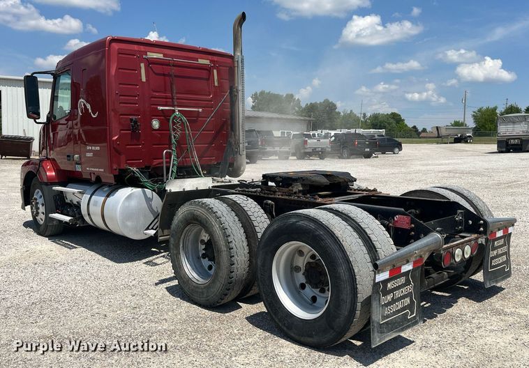 image for item LA9992 2010 Volvo VNL  semi truck