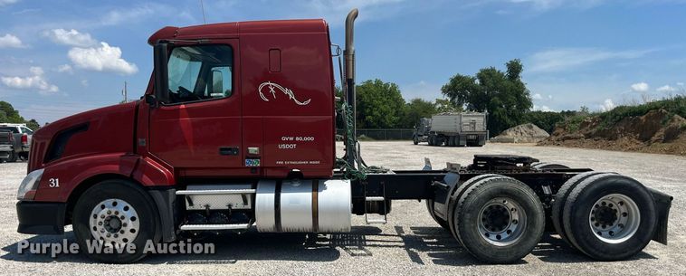 image for item LA9992 2010 Volvo VNL  semi truck