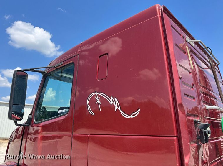 image for item LA9992 2010 Volvo VNL  semi truck