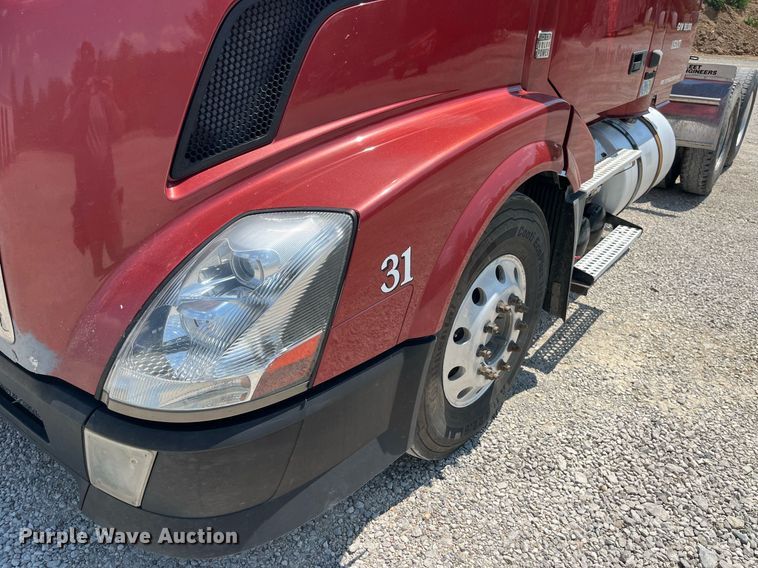 image for item LA9992 2010 Volvo VNL  semi truck