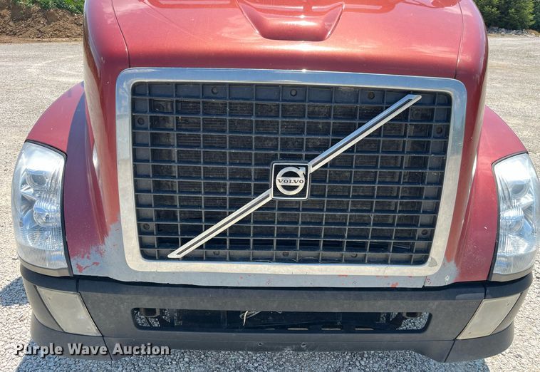 image for item LA9992 2010 Volvo VNL  semi truck