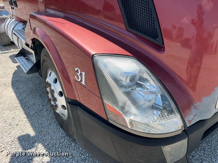 image for item LA9992 2010 Volvo VNL  semi truck