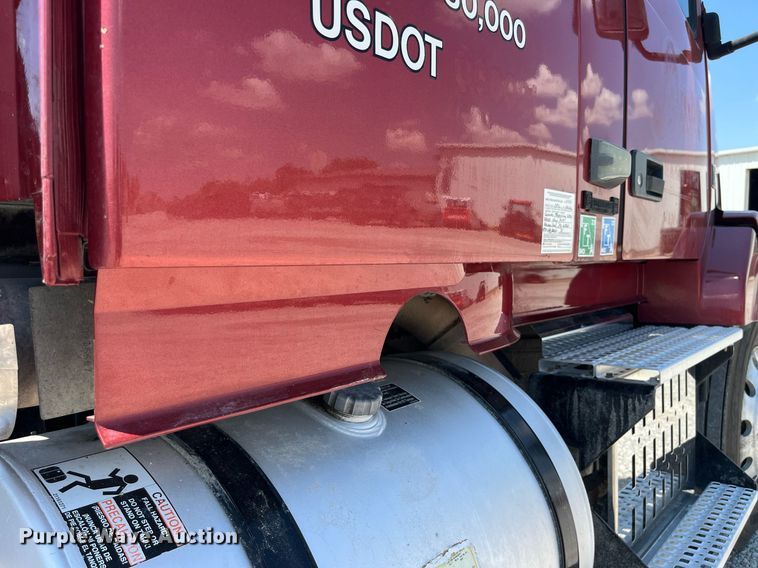 image for item LA9992 2010 Volvo VNL  semi truck