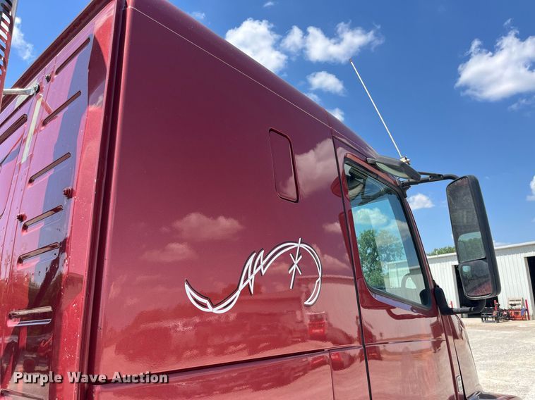 image for item LA9992 2010 Volvo VNL  semi truck