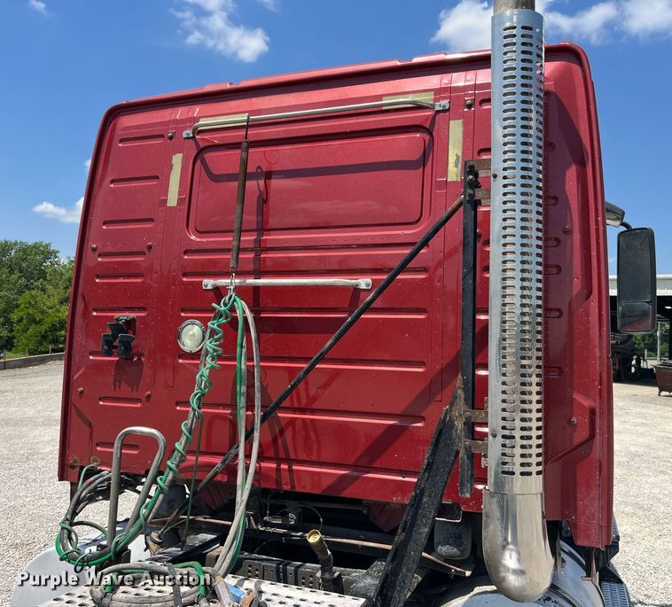 image for item LA9992 2010 Volvo VNL  semi truck