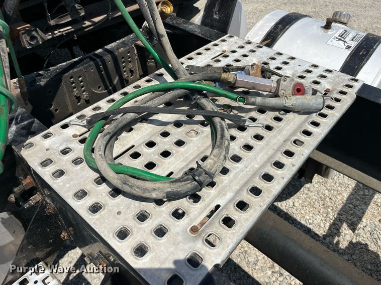 image for item LA9992 2010 Volvo VNL  semi truck