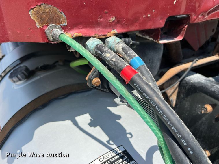 image for item LA9992 2010 Volvo VNL  semi truck