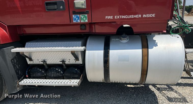 image for item LA9992 2010 Volvo VNL  semi truck