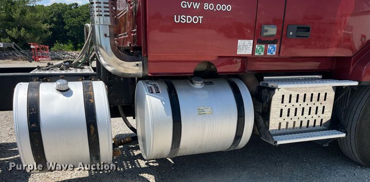 image for item LA9992 2010 Volvo VNL  semi truck