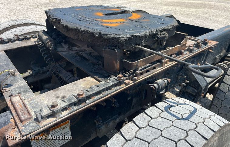 image for item LA9992 2010 Volvo VNL  semi truck