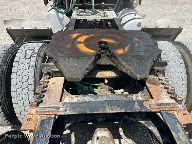 image for item LA9992 2010 Volvo VNL  semi truck