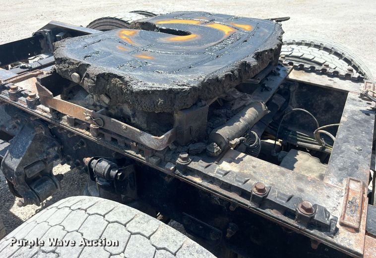 image for item LA9992 2010 Volvo VNL  semi truck