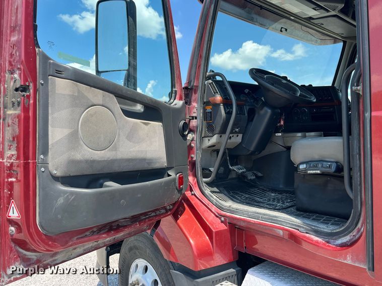 image for item LA9992 2010 Volvo VNL  semi truck