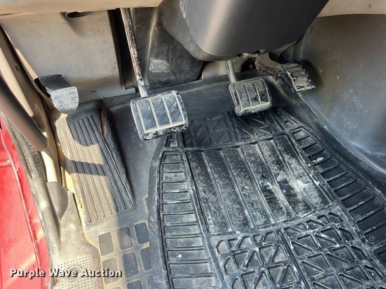 image for item LA9992 2010 Volvo VNL  semi truck