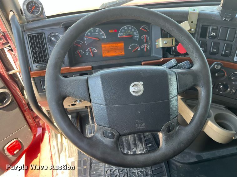 image for item LA9992 2010 Volvo VNL  semi truck