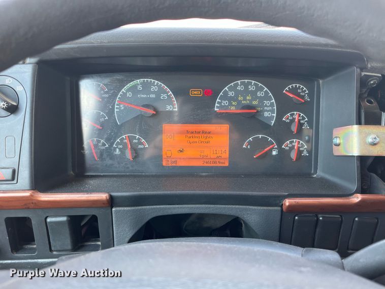 image for item LA9992 2010 Volvo VNL  semi truck