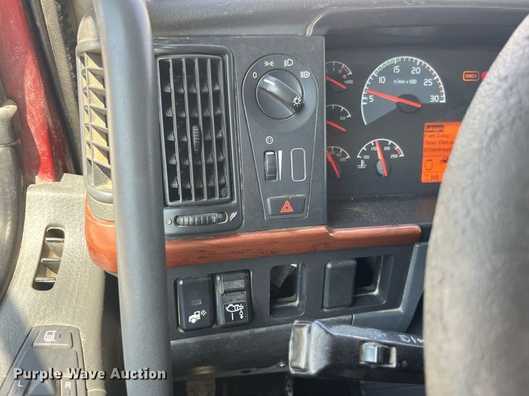 image for item LA9992 2010 Volvo VNL  semi truck