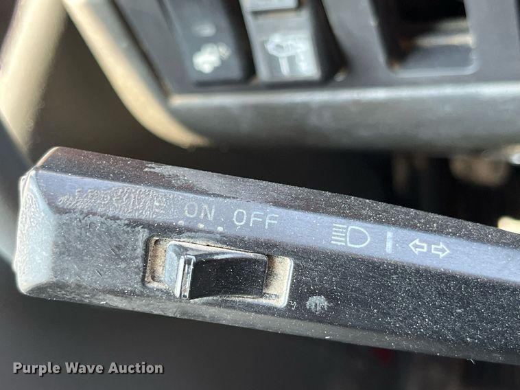 image for item LA9992 2010 Volvo VNL  semi truck