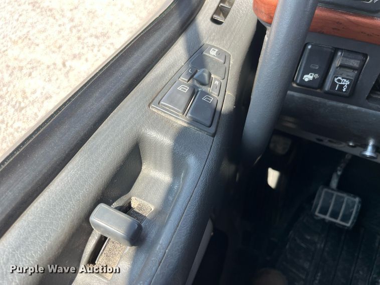 image for item LA9992 2010 Volvo VNL  semi truck