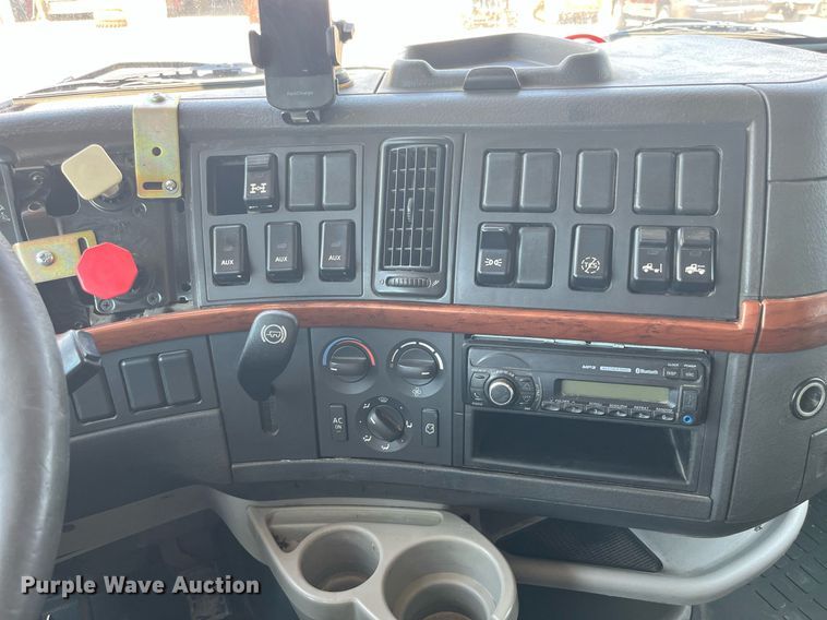 image for item LA9992 2010 Volvo VNL  semi truck