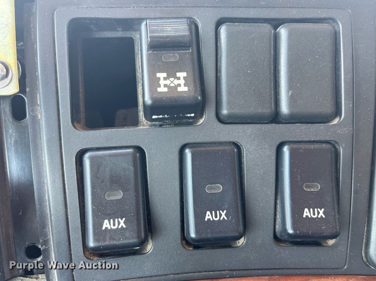 image for item LA9992 2010 Volvo VNL  semi truck