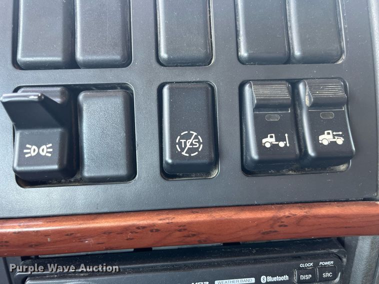 image for item LA9992 2010 Volvo VNL  semi truck