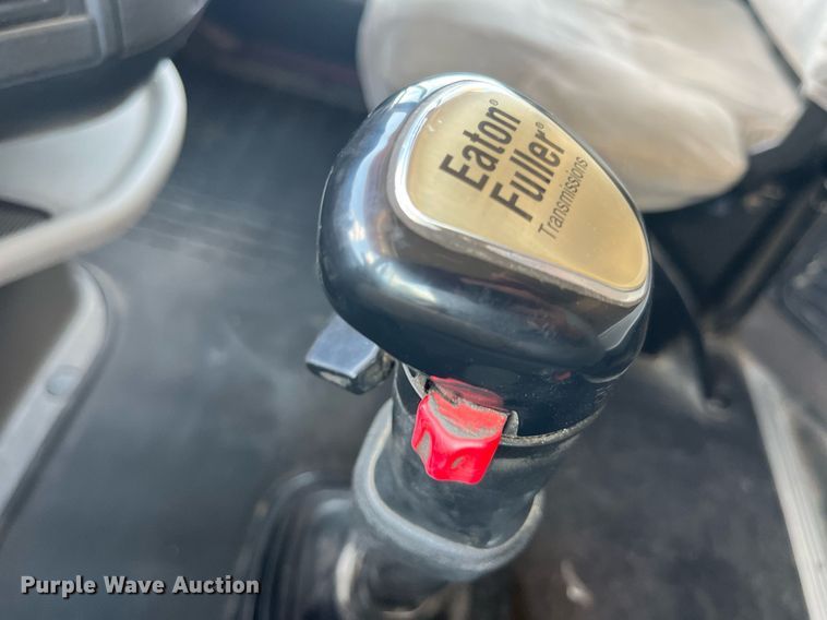 image for item LA9992 2010 Volvo VNL  semi truck