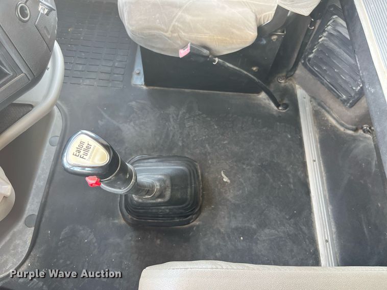 image for item LA9992 2010 Volvo VNL  semi truck