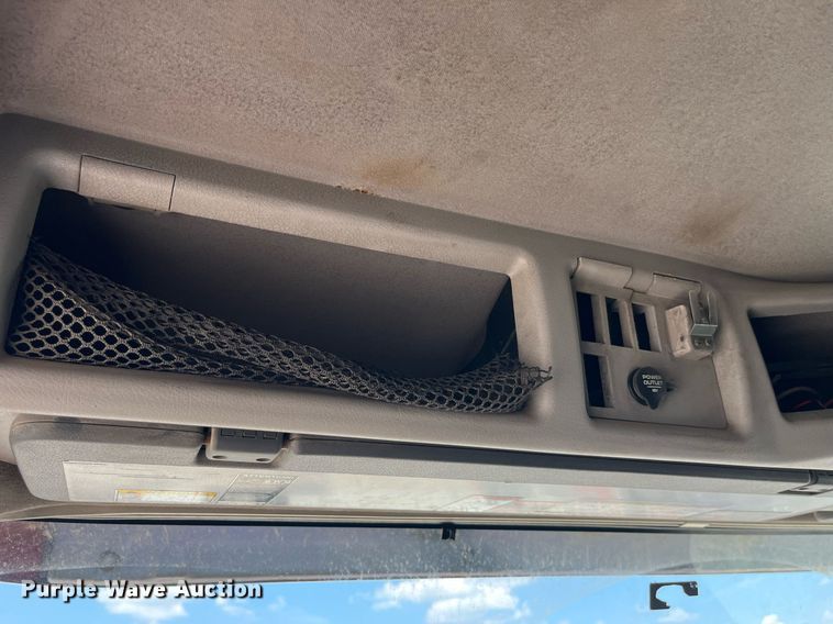 image for item LA9992 2010 Volvo VNL  semi truck