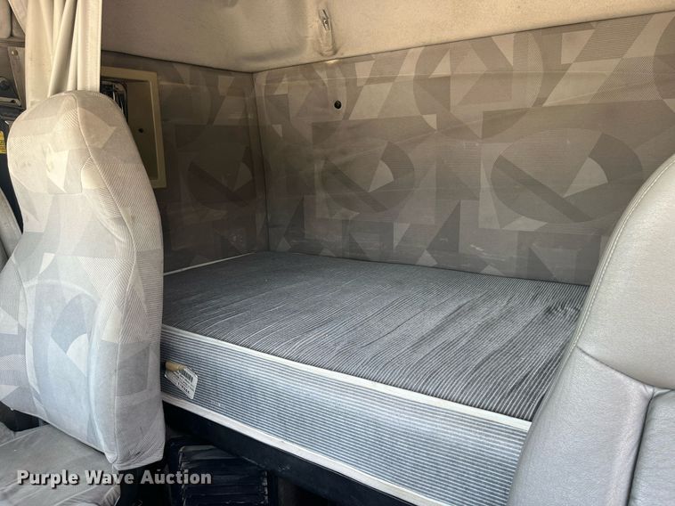 image for item LA9992 2010 Volvo VNL  semi truck