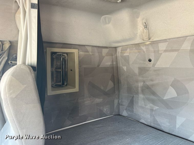 image for item LA9992 2010 Volvo VNL  semi truck