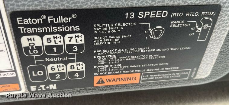 image for item LA9992 2010 Volvo VNL  semi truck