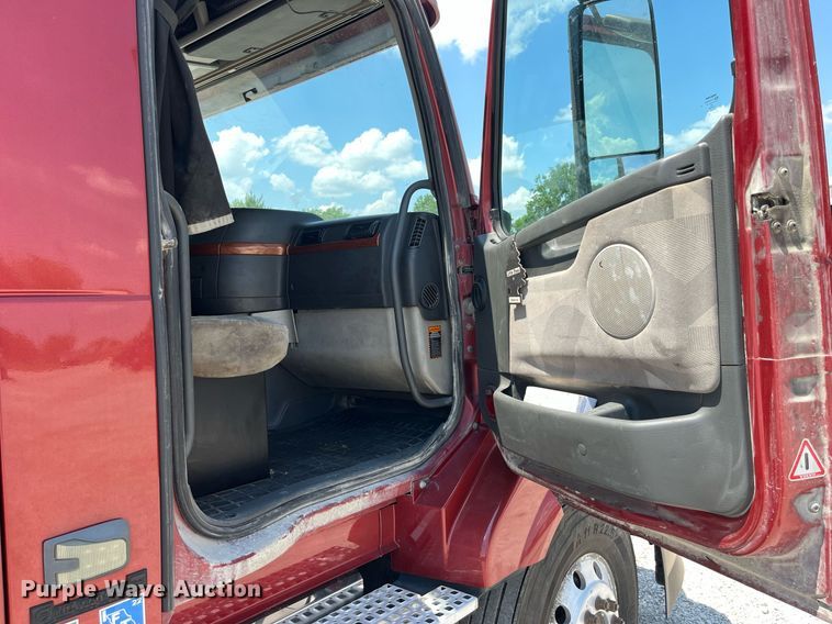 image for item LA9992 2010 Volvo VNL  semi truck