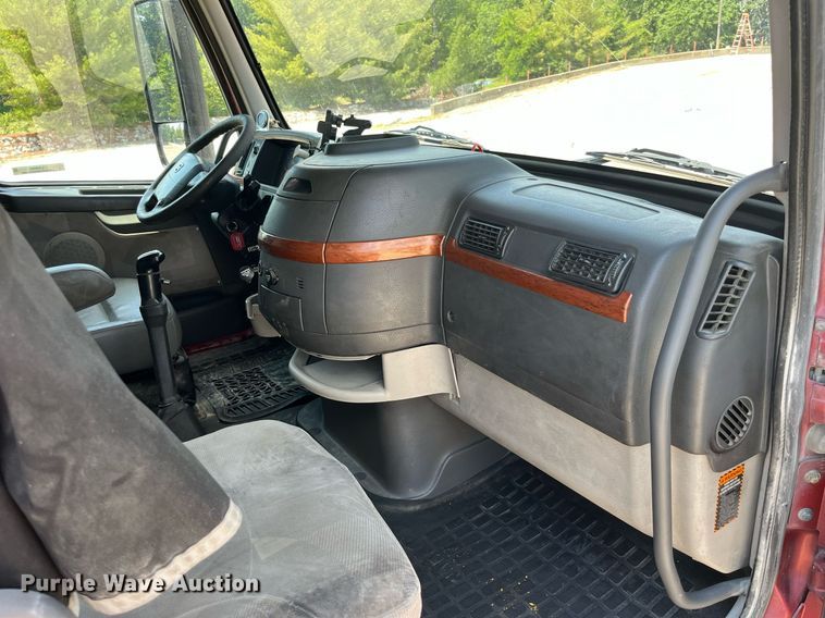 image for item LA9992 2010 Volvo VNL  semi truck