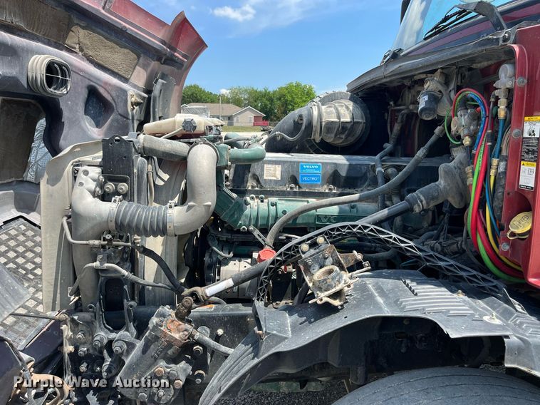 image for item LA9992 2010 Volvo VNL  semi truck