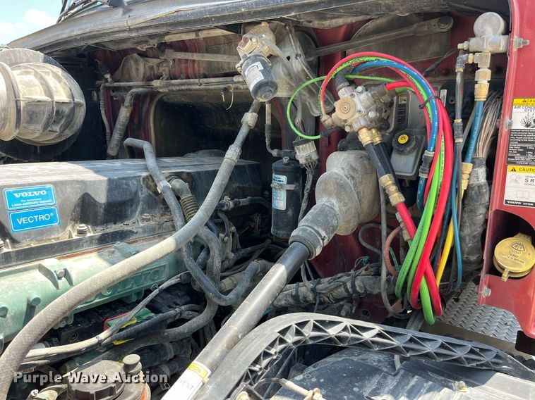 image for item LA9992 2010 Volvo VNL  semi truck