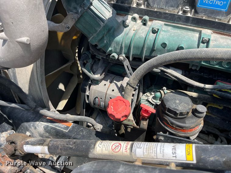 image for item LA9992 2010 Volvo VNL  semi truck