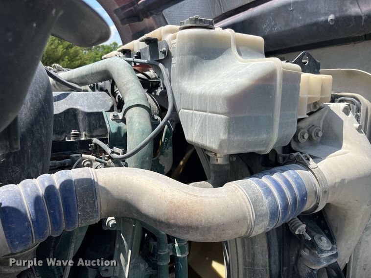 image for item LA9992 2010 Volvo VNL  semi truck