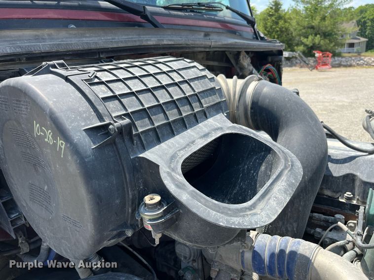 image for item LA9992 2010 Volvo VNL  semi truck