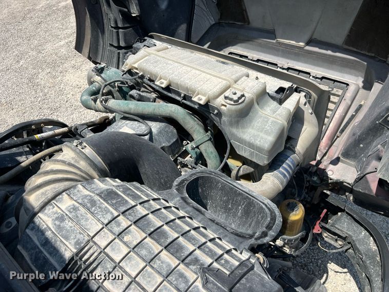 image for item LA9992 2010 Volvo VNL  semi truck