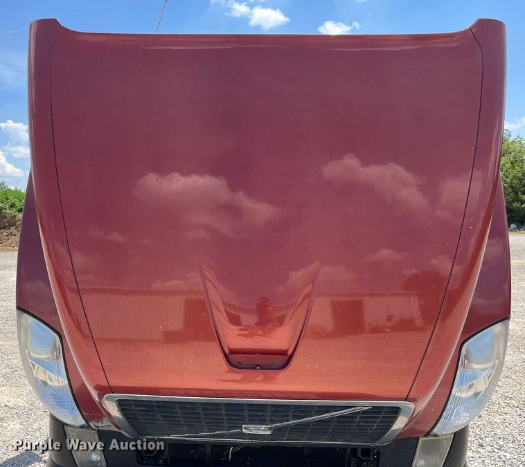 image for item LA9992 2010 Volvo VNL  semi truck