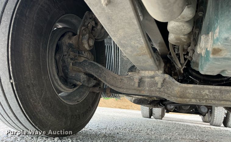 image for item LA9992 2010 Volvo VNL  semi truck